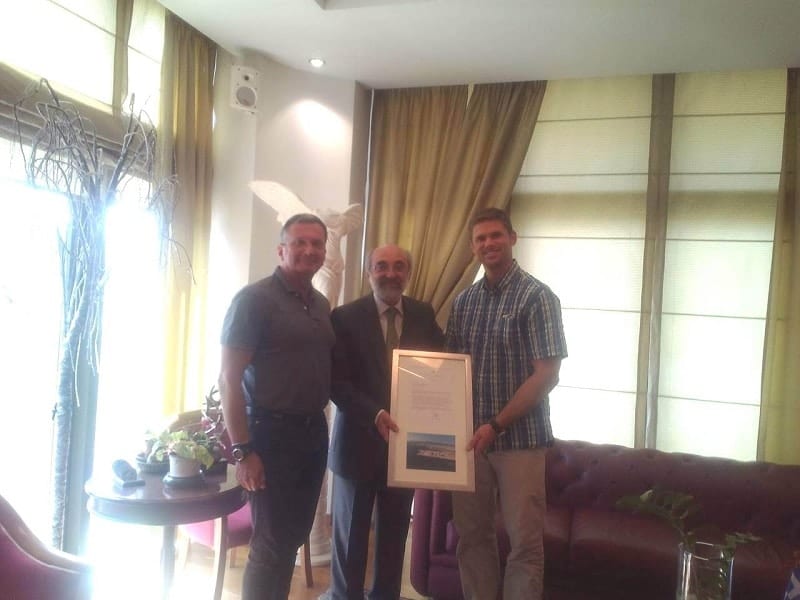 akolouthos-sfirixtra