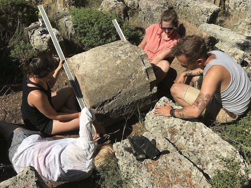 Μελέτη των αρχιτεκτονικών στοιχείων της Στοάς στο Ιερό των Μεγάλων Θεών στη Σαμοθράκη.