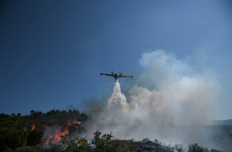 Ëßãï ðñéí ôéò 3.00 ôï ìåóçìÝñé îÝóðáóå öùôéÜ óôïí Äéüíõóï êáé óõãêåêñéìÝíá Ýîù áðü ôç äçìïôéêÞ åíüôçôá Ñïäïðüëåùò.Óôï óçìåßï åðé÷åéñïýí 4 ï÷Þìáôá ôçò ÐõñïóâåóôéêÞò ìå 15 Üíäñåò, åíþ óôï óçìåßï Ý÷ïõí óðåýóåé êáé éäéùôéêÜ ï÷Þìáôá êáé åèåëïíôÝò ðïõ âïçèïýí óôï Ýñãï ôçò êáôÜóâåóçò.