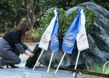 ÊáôÜèåóç óôåöÜíïõ óôï Ðïëõôå÷íåßï áðü ôçí Ðñüåäñï ôçò Äçìïêñáôßáò Êáôåñßíá Óáêåëëáñïðïýëïõ ôçí Ôñßôç 17 Íïåìâñßïõ 2020.
(EUROKINISSI/ÁÍÄÑÅÁÓ ÐÁÐÁÊÙÍÓÔÁÍÔÉÍÏÕ)