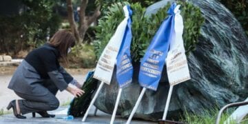 ÊáôÜèåóç óôåöÜíïõ óôï Ðïëõôå÷íåßï áðü ôçí Ðñüåäñï ôçò Äçìïêñáôßáò Êáôåñßíá Óáêåëëáñïðïýëïõ ôçí Ôñßôç 17 Íïåìâñßïõ 2020.
(EUROKINISSI/ÁÍÄÑÅÁÓ ÐÁÐÁÊÙÍÓÔÁÍÔÉÍÏÕ)