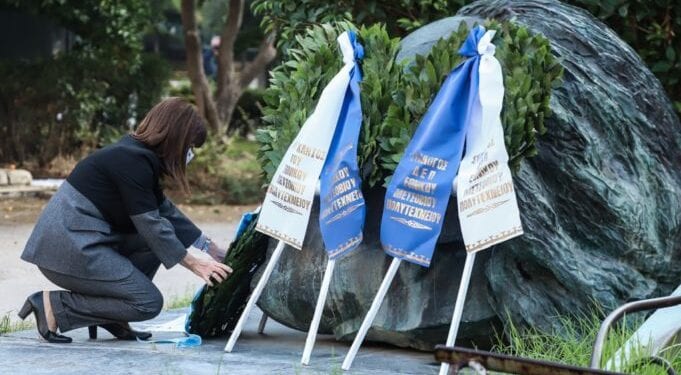 ÊáôÜèåóç óôåöÜíïõ óôï Ðïëõôå÷íåßï áðü ôçí Ðñüåäñï ôçò Äçìïêñáôßáò Êáôåñßíá Óáêåëëáñïðïýëïõ ôçí Ôñßôç 17 Íïåìâñßïõ 2020.
(EUROKINISSI/ÁÍÄÑÅÁÓ ÐÁÐÁÊÙÍÓÔÁÍÔÉÍÏÕ)