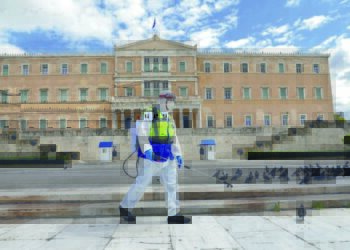 Municipal workers disinfect Syntagma square, in Athens, on March 24, 2020. Greece is on the second day of a strict nationwide lockdown seeking to halt the spread of the COVID-19 infection caused by novel coronavirus, with excursions from the home limited to attending work, buying food, visiting the doctor, walking the dog or going for a solitary jog. / Υπάλληλοι του Δήμου απολυμαίνουν την Πλατεία Συντάγματος κατα την διάρκεια της δεύτερης ημέρας επιβολής απαγόρευσης κυκλοφορίας, με εξαίρεση την έξοδο για και απο το χώρο εργασίας, αγορές τροφίμων, επίσκεψη σε γιατρό και φαρμακείο ή βόλτα κατοικίδιου και προσωπική άσκηση, Αθήνα, 24 Μαρτίου 2020.