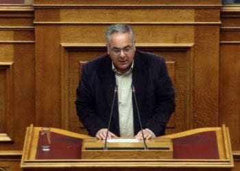 Ο βουλευτής του ΚΚΕ Κώστας Λαμπρούλης κατά την ομιλία του στην τελετή στη μνήμη του πρώην προέδρου της Βουλής Δημήτρη Σιούφα, στην Ολομέλεια της Βουλής, Τρίτη  16 Απριλίου 2019. ΑΠΕ-ΜΠΕ/ΑΠΕ-ΜΠΕ/Αλέξανδρος Μπελτές