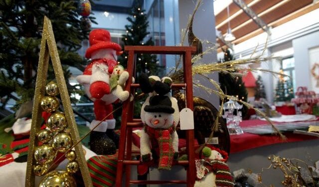 Χριστουγεννιάτικα στολίδια σε κατάστημα στο κέντρο της Αθήνας, τη Δευτέρα 22 Δεκεμβρίου 2014. ΑΠΕ-ΜΠΕ/ΑΠΕ-ΜΠΕ/ΣΥΜΕΛΑ ΠΑΝΤΖΑΡΤΖΗ