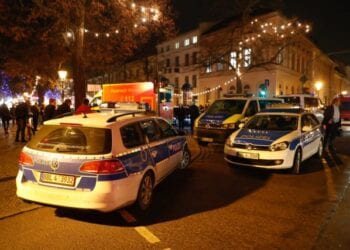 epa06362182 Police and ambulance cars park near an empty Christmas market after it was evacuated by police, in Potsdam, Germany, 01 December 2017. Police said they had found an explosive device at Potsdam Christmas market, a city near Berlin, and defused it.  EPA/FELIPE TRUEBA