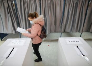 An woman prepares to cast her ballot for the legislative election, in Bucharest, Romania, December 6, 2020. Inquam Photos/Octav Ganea via REUTERS ATTENTION EDITORS - THIS IMAGE WAS PROVIDED BY A THIRD PARTY. ROMANIA OUT. NO COMMERCIAL OR EDITORIAL SALES IN ROMANIA