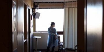 A Walgreens Pharmacist prepares the Pfizer-BioNTech coronavirus disease (COVID-19) vaccine at Hamilton Park Nursing and Rehabilitation, a nursing home facility, in Brooklyn, New York, U.S., January 4, 2021. REUTERS/Yuki Iwamura