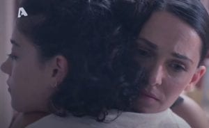 Η Δανάη αγκαλιά με την Αγγελική όσο ο Στέφανος κινδυνεύει