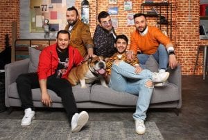 οι παίκτες από το masterChef στο cook beef στον καναπέ