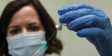 Greece’s Prime Minister, Kyriakos Mitsotakis, receives the second dose of Pfizer-BioNTech COVID-19 vaccine, at the first day of the vaccination campaign against the coronavirus disease (COVID-19), at Attikon Hospital in Athens, Greece on January 18, 2021. / Ο πρωθυπουργός Κυριάκος Μητσοτάκης, λαμβάνει τη δεύτερη δόση του εμβολίου των εταιριών Pfizer-BioNTech κατά της COVID-19, την πρώτη ημέρα εμβολιασμών για την ασθένεια του νέου κορωνοϊού (COVID-19) στο νοσοκομείο «Αττικόν», Αθήνα, 18 Ιανουαρίου 2021.