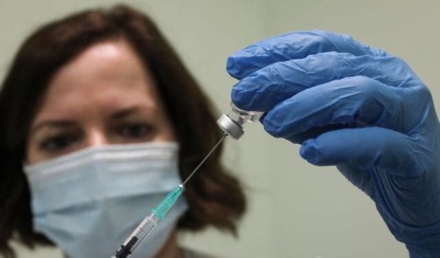 Greece’s Prime Minister, Kyriakos Mitsotakis, receives the second dose of Pfizer-BioNTech COVID-19 vaccine, at the first day of the vaccination campaign against the coronavirus disease (COVID-19), at Attikon Hospital in Athens, Greece on January 18, 2021. / Ο πρωθυπουργός Κυριάκος Μητσοτάκης, λαμβάνει τη δεύτερη δόση του εμβολίου των εταιριών Pfizer-BioNTech κατά της COVID-19, την πρώτη ημέρα εμβολιασμών για την ασθένεια του νέου κορωνοϊού (COVID-19) στο νοσοκομείο «Αττικόν», Αθήνα, 18 Ιανουαρίου 2021.