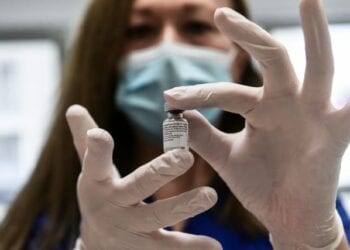 The president of the Movement for Change (KINAL) Fofi Gennimata, receives the Pfizer-BioNTech COVID-19 vaccine, against the coronavirus disease (COVID-19), at Evangelismos Hospital in Athens, Greece on January 4, 2021 / Η πρόεδρος του Κινήματος Αλλαγής Φώφη Γεννηματά λαμβάνει το εμβόλιο των εταιριών Pfizer-BioNTech, για την ασθένεια του νέου κορωνοϊού (COVID-19) στο νοσοκομείο «Ευαγγελισμός», Αθήνα, 4 Ιανουαρίου, 2021