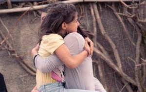 H Αγάπη και η Κλαίρη αγκαλιά