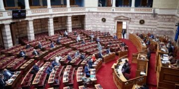 Ç ÄéáñêÞò ÅðéôñïðÞ ÐáñáãùãÞò êáé Åìðïñßïõ, ç ÄéáñêÞò ÅðéôñïðÞ Ïéêïíïìéêþí ÕðïèÝóåùí, ç ÅéäéêÞ Ìüíéìç ÅðéôñïðÞ Ðñïóôáóßáò ÐåñéâÜëëïíôïò êáé ç ÅéäéêÞ ÄéáñêÞò ÅðéôñïðÞ Åõñùðáúêþí ÕðïèÝóåùí  óõíåäñßáóå ìå èÝìá çìåñÞóéáò äéÜôáîçò:
ÅíçìÝñùóç áðü ôïí Õðïõñãü ÐåñéâÜëëïíôïò êáé ÅíÝñãåéáò, ê. Êùíóôáíôßíï ÓêñÝêá, ãéá ôç óôñáôçãéêÞ ìåôÜâáóçò óå ìéá êëéìáôéêÜ ïõäÝôåñç ïéêïíïìßá.   (EUROKINISSI/ÃÔÐ/ÄÇÌÇÔÑÇÓ ÐÁÐÁÌÇÔÓÏÓ)