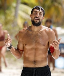 Ο Σάκης ποζάρει στο Survivor