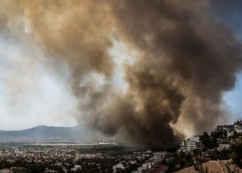 Πυρκαγιά στην Άνω Βαρυμπόμπη του δήμου Αχαρνών, την Τρίτη 3 Αυγούστου 2021. Η φωτιά ξέσπασε ανατολικά στα βασιλικά κτήματα στη Βαρυμπόμπη. Κινητοποιήθηκαν και επιχειρούν 60 πυροσβέστες με 20 οχήματα, δύο ομάδες πεζοπόρων τμημάτων, τέσσερα ελικόπτερα και τέσσερα αεροσκάφη, μεταξύ των οποίων και το ρωσικό Beriev 200.
(EUROKINISSI/ΛΥΔΙΑ ΒΕΡΟΠΟΥΛΟΥ)