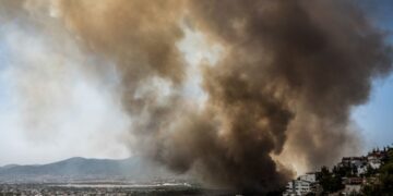 Πυρκαγιά στην Άνω Βαρυμπόμπη του δήμου Αχαρνών, την Τρίτη 3 Αυγούστου 2021. Η φωτιά ξέσπασε ανατολικά στα βασιλικά κτήματα στη Βαρυμπόμπη. Κινητοποιήθηκαν και επιχειρούν 60 πυροσβέστες με 20 οχήματα, δύο ομάδες πεζοπόρων τμημάτων, τέσσερα ελικόπτερα και τέσσερα αεροσκάφη, μεταξύ των οποίων και το ρωσικό Beriev 200.
(EUROKINISSI/ΛΥΔΙΑ ΒΕΡΟΠΟΥΛΟΥ)