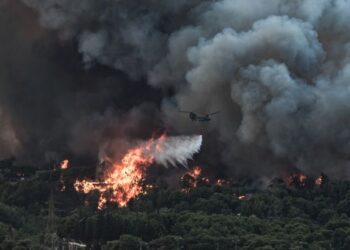 Πυρκαγιά στην Άνω Βαρυμπόμπη του δήμου Αχαρνών, την Τρίτη 3 Αυγούστου 2021. Η φωτιά ξέσπασε ανατολικά στα βασιλικά κτήματα στη Βαρυμπόμπη. Κινητοποιήθηκαν και επιχειρούν 60 πυροσβέστες με 20 οχήματα, δύο ομάδες πεζοπόρων τμημάτων, τέσσερα ελικόπτερα και τέσσερα αεροσκάφη, μεταξύ των οποίων και το ρωσικό Beriev 200.
(EUROKINISSI/ΛΥΔΙΑ ΒΕΡΟΠΟΥΛΟΥ)