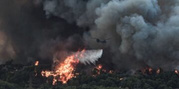 Πυρκαγιά στην Άνω Βαρυμπόμπη του δήμου Αχαρνών, την Τρίτη 3 Αυγούστου 2021. Η φωτιά ξέσπασε ανατολικά στα βασιλικά κτήματα στη Βαρυμπόμπη. Κινητοποιήθηκαν και επιχειρούν 60 πυροσβέστες με 20 οχήματα, δύο ομάδες πεζοπόρων τμημάτων, τέσσερα ελικόπτερα και τέσσερα αεροσκάφη, μεταξύ των οποίων και το ρωσικό Beriev 200.
(EUROKINISSI/ΛΥΔΙΑ ΒΕΡΟΠΟΥΛΟΥ)