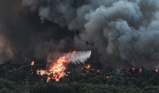 Πυρκαγιά στην Άνω Βαρυμπόμπη του δήμου Αχαρνών, την Τρίτη 3 Αυγούστου 2021. Η φωτιά ξέσπασε ανατολικά στα βασιλικά κτήματα στη Βαρυμπόμπη. Κινητοποιήθηκαν και επιχειρούν 60 πυροσβέστες με 20 οχήματα, δύο ομάδες πεζοπόρων τμημάτων, τέσσερα ελικόπτερα και τέσσερα αεροσκάφη, μεταξύ των οποίων και το ρωσικό Beriev 200.
(EUROKINISSI/ΛΥΔΙΑ ΒΕΡΟΠΟΥΛΟΥ)
