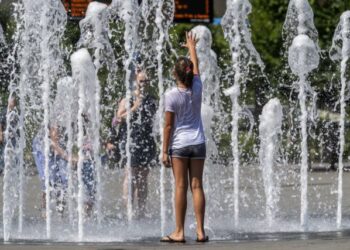 epa06918800 A girl cools herself with the water of a fountain in Budapest, Hungary, 30 July 2018, as the highest daytime temperature may reach 35 centigrades in most parts of the country, and the highest degree heat alert has been issued by the Hungarian health authority.  EPA/Zsolt Szigetvary HUNGARY OUT