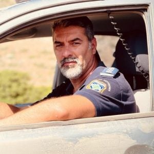 Ο Βασίλης Μπισμπίκης ως αστυνομικός στα Κομάντα και Δράκοι