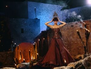 Η Κυβέλη ως νικήτρια του GNTM 4 με το στέμμα της