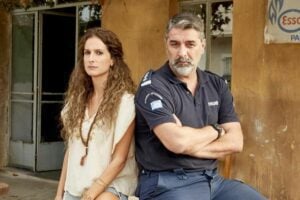 Οι ηθοποιοί ποζάρουν στα Κομάντα και Δράκοι