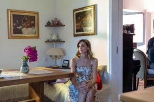 Η Αργυρώ κοιτάζει την Μαρίνα και ακούει όσα λέει ο Άγγελος στη σειρά Σασμός