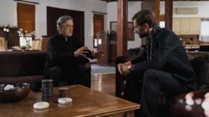 Ο Ισίδωρος μπουκάρει έξαλλος στο γραφείο του Κωνσταντίνου στην σειρά Η Γη της Ελιάς