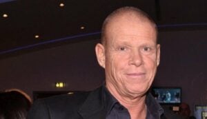 Ο Τζώνη Καλημέρης χαμογελαστός