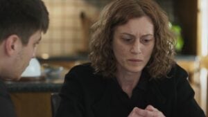 Η Χαίδω ακούει όσα της λέει ο Στάθης στην γη της ελιάς