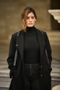 Η Αργυρώ μαυροφορεμένη στη σειρά Σασμός