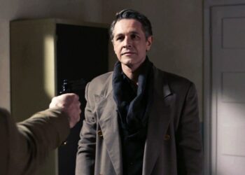 Ο Ακύλας βλέπει την ληστεία στις Άγριες Μέλισσες