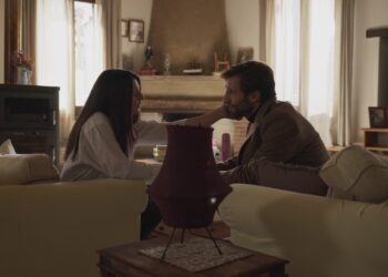 Ο Κωνσταντίνος στο σπίτι της Ισμήνης στην γη της ελιάς