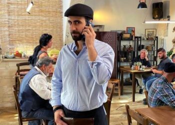 ο Πότης το ρίχνει στο διάβασμα στην γη της ελιάς