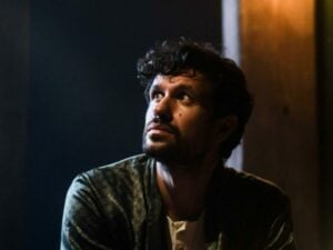Ο Αστέρης κοιτάει την Καλλιόπη στη Φυλακή