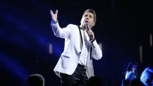 Τα νυχτερινά σχήματα επέστρεψαν και ο Γιώργος Μαζωνάκης βρίσκεται στο Κέντρο Αθηνών