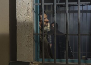 Ο Αστέρης με την φωτογραφία στη φυλακή