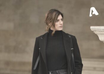 Η Αργυρώ κοιτάει με μίσος τον Αστέρη