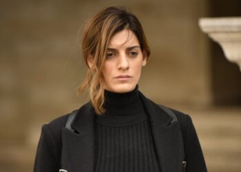 Η Αργυρώ κοιτάει τον Σταύρο στο Σασμό