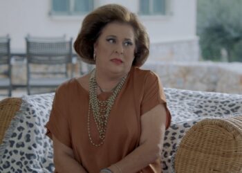 Η Ελισάβετ Κωνσταντινίδου σε πλάνο από την σειρά Συμπέθεροι από τα Τίρανα