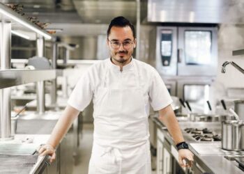 Ο σεφ Γιάννης Κιόρογλου στην κουζίνα του