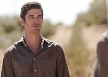 Ο Δημήτρης Γκοτσόπουλος σε πλάνο από τις Άγριες Μέλισσες