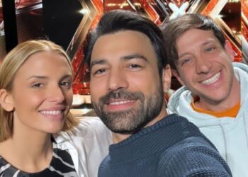 Ο Ανδρέας Γεωργίου βγάζει σέλφι στα backstage του X Factor