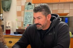 Ο Αποστόλης έξαλλος