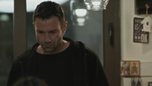 Ο Μάνος κοιτάει την Αντιγόνη στη Γη της ελιάς