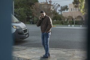Ο Γεράσιμος μιλάει στο τηλέφωνο