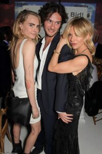 Η Sienna Miller με τον σύντροφό της και την Κάρα Ντελεβίν